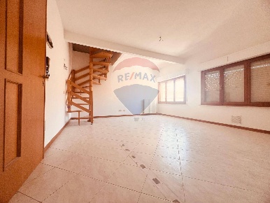 Foto Appartamento a Cecina Cecina Centro di 107 m² con 5 locali in vendita