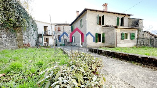 Foto Case semi ndipendenti a Sillano Giuncugnano Sillano di 335 m²