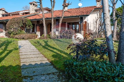 Foto Villa bifamiliare in Via A. Canossi, Flero di 362 m² con 7 locali