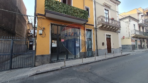 Foto Locale commerciale in VIA CIRCUMVALLAZIONE, Paternò di 90 m²