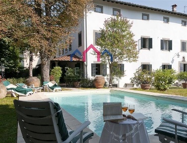 Foto Villa unifamiliare a Bagni di Lucca Centro di 800 m² con 14 locali