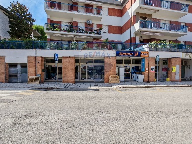 Foto Locale commerciale in Via Angelita, Recanati Centro di 170 m²