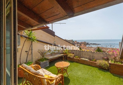 Foto Villa a schiera in Via Capomulini, Acireale di 330 m² con 8 locali