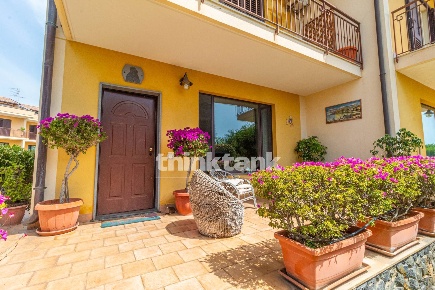 Foto Villa a schiera in Via Capomulini, Acireale di 330 m² con 8 locali