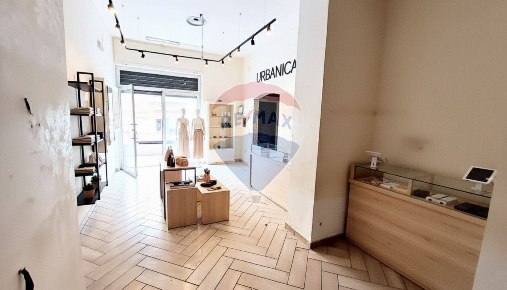 Foto Locale commerciale in Via Ferrante Imparato, Napoli di 31 m²