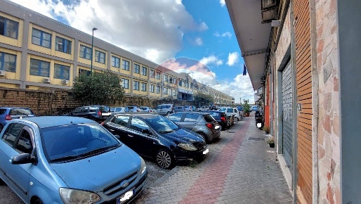 Foto Locale commerciale in Via Ferrante Imparato, Napoli di 31 m²