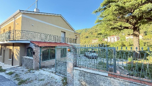 Foto Case semi ndipendenti a Monteforte Irpino di 160 m² con 4 locali