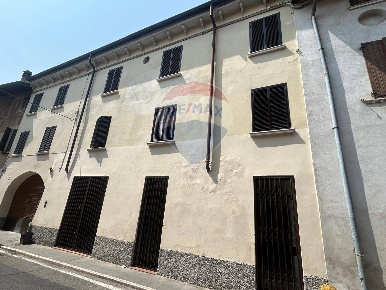 Foto Negozio in Via Solferino, Carpenedolo Centro di 50 m² con 2 locali
