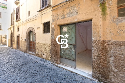 Foto Locale commerciale in Via dei Mille, Viterbo di 66 m² con 3 locali