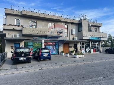 Foto Locale commerciale a Scafa Centro di 100 m² con 1 locali in vendita