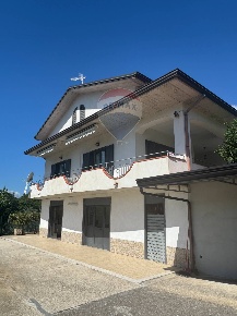 Foto Casa indipendente a Castelvenere di 240 m² con 9 locali in vendita