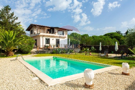 Foto Villa singola in Via Ragalidda, Nicolosi di 160 m² con 7 locali