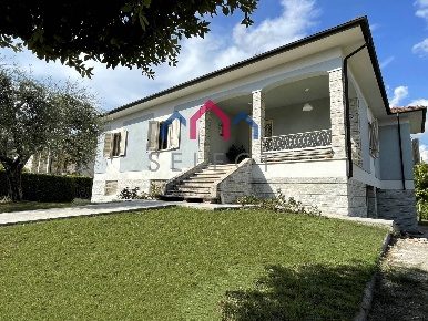 Foto Villa unifamiliare a Lucca Monte San Quirico - Tre Cancelli di 350 m²