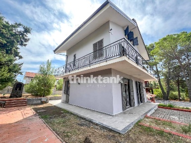 Foto Villa singola in Via Etnea, Nicolosi di 220 m² con 7 locali in vendita