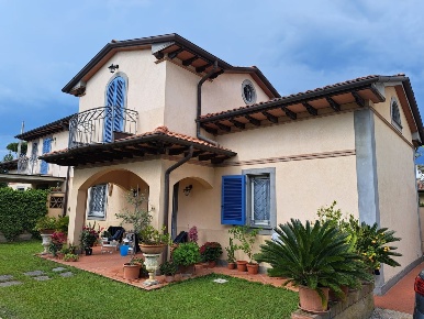 Foto Villa unifamiliare a Forte dei Marmi Centro di 200 m² con 11 locali