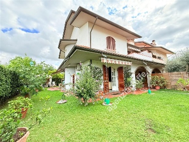 Foto Villa bifamiliare a Massa Marina di Massa Centro di 220 m² in vendita