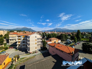 Foto Appartamento a Ivrea di 105 m² con 5 locali in vendita