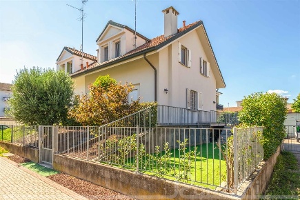 Foto Villa bifamiliare a Cisliano di 198 m² con 5 locali in vendita