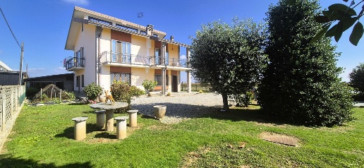 Foto Villa bifamiliare in Via Nuova 21, Cavour di 360 m² con 10 locali