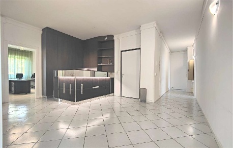 Foto Ufficio in Viale Castruccio Castracani, Lucca Arancio di 200 m²