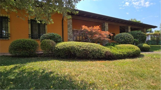 Foto Villa unifamiliare in Piazza Nievo Ippolito, Rodigo Centro di 232 m²