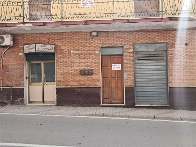 Foto Negozio in Via Garibaldi, Sparanise di 18 m² con 1 locali in vendita