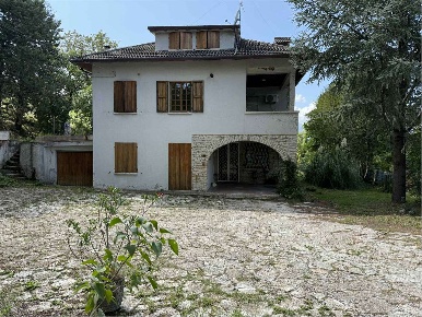 Foto Villa unifamiliare a Fabriano di 328 m² con 7 locali in vendita
