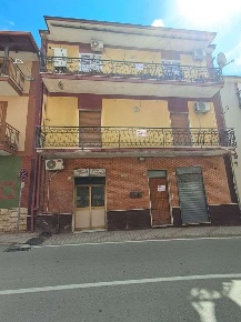 Foto Appartamento in Via Garibaldi, Sparanise di 100 m² con 6 locali