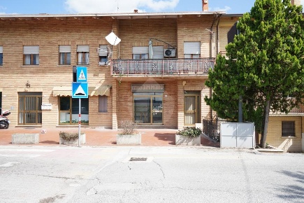 Foto Negozio in Via Beniamino Ubaldi, Gubbio Centro di 130 m² con 4 locali