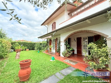 Foto Villa bifamiliare a Massa Marina di Massa Centro di 220 m² in vendita