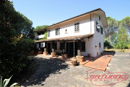 Foto Villa unifamiliare a Montecarlo di 295 m² con 9 locali in vendita