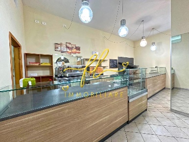 Foto Locale commerciale a Cecina Cecina Centro di 60 m² con 2 locali