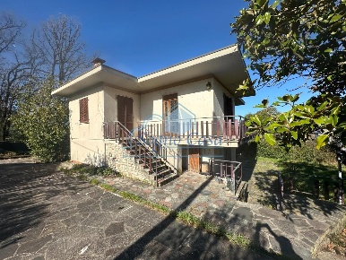 Foto Villa unifamiliare a Castelnuovo Magra Centro di 240 m² con 8 locali