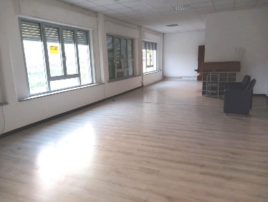 Foto Locale commerciale a Lucca San Concordio di 300 m² con 2 locali