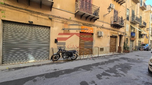 Foto Negozio in Via Montesanto 22/24/26, Palermo Kalsa di 230 m² in vendita