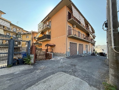 Foto Appartamento a Camporotondo Etneo Centro di 108 m² con 4 locali