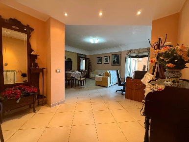 Foto Appartamento a Camporotondo Etneo Centro di 108 m² con 4 locali