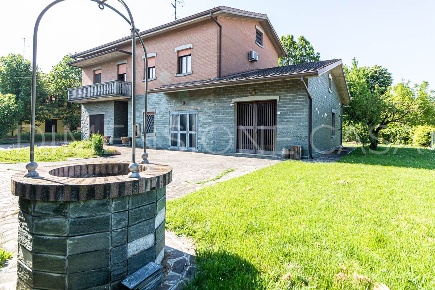 Foto Casa indipendente a Soliera di 376 m² con 8 locali in vendita