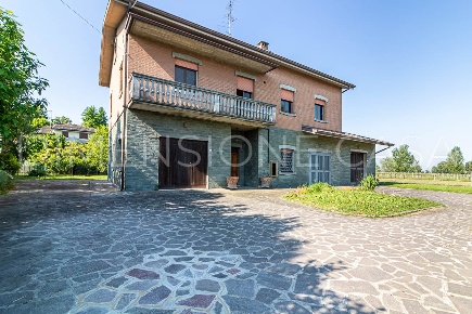 Foto Casa indipendente a Soliera di 376 m² con 8 locali in vendita