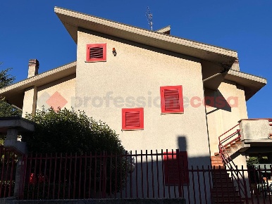 Foto Villa singola in Via Dei Tulipani 70, Avezzano Centro di 300 m²