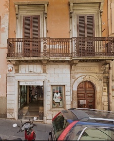 Foto Negozio in Francesco Crispi, Roma Spagna di 100 m² con 3 locali