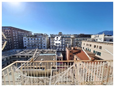 Foto Appartamento in Francesco Manzo, Salerno Centro di 129 m² con 4 locali