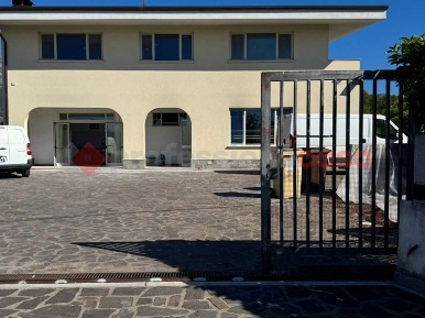 Foto Attività commerciale in Via Lago 7, Minturno di 300 m² con 4 locali