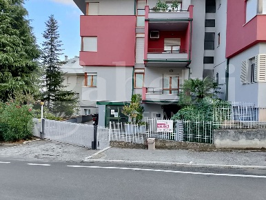Foto Negozio in Via della Resistenza 19, Teramo Centro di 529 m² in vendita