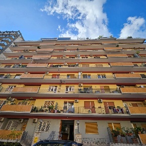 Foto Appartamento in Viale Delle Alpi 56, Palermo di 160 m² con 8 locali