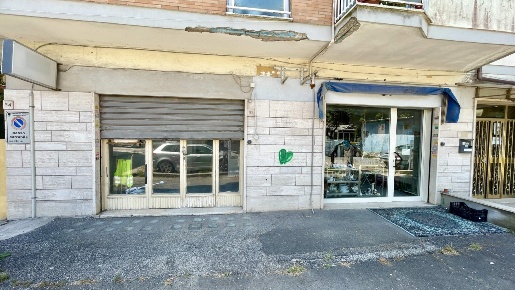 Foto Negozio in Viale Danimarca 50, Pomezia Torvaianica - Centro di 54 m²