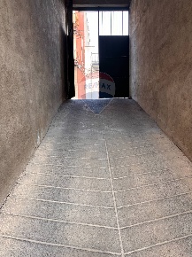 Foto Box in via sicilia, Aci Catena Centro di 20 m² con 1 locali in vendita