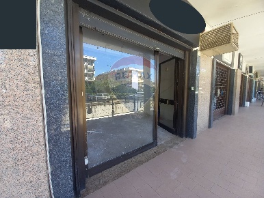 Foto Locale commerciale in Via Francesco  Petrarca, Caserta Centurano