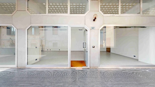 Foto Locale commerciale in corso bernacchi, Tradate Centro di 74 m²