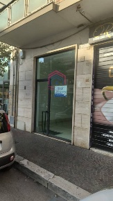 Foto Negozio in Via Roma, Pomezia Pomezia Centro di 40 m² con 1 locali